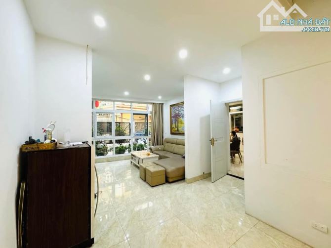 1 nhà ra Phố Vũ Miện, oto vào nhà, sổ 164m2 x mặt tiền 11m, xây Apartment. Giá 50 tỷ - 6