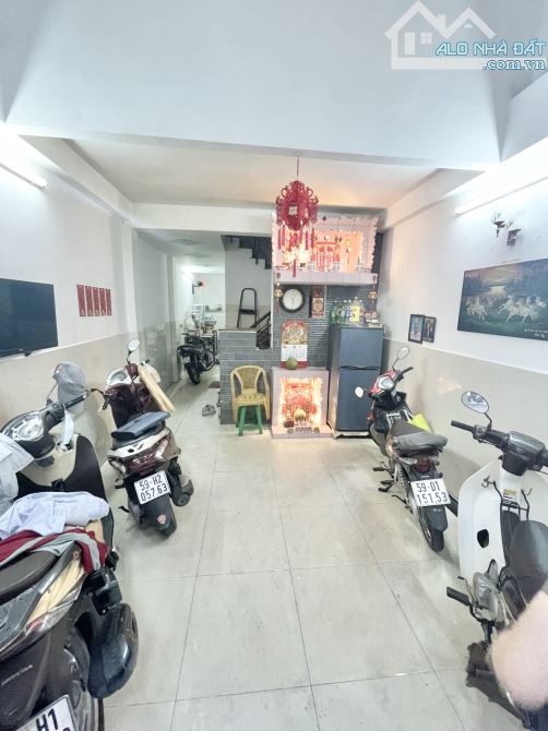 TRẦN PHÚ QUẬN 5 DT 45M2 5 TẦNG 6PN HẺM 4M, THÔNG RA HẺM 565 NGUYỄN TRÃI - 6