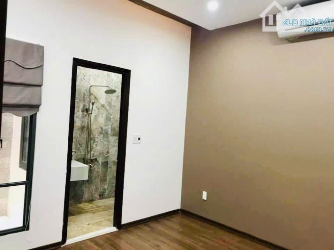 Bán Nhà 4 Tầng Mặt Tiền Hoàng Diệu - gần ngã 5 Nguyễn Văn Linh - 6