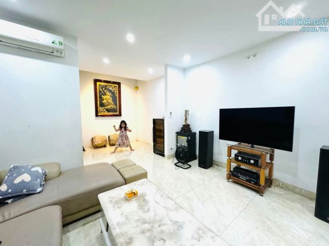 1 nhà ra Phố Vũ Miện, oto vào nhà, sổ 164m2 x mặt tiền 11m, xây Apartment. Giá 50 tỷ - 7