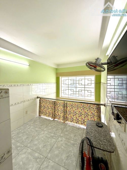 (462) NHÀ MỚI VÀO Ở NGAY. Kết cấu 4 tầng BTCT. - Giá nhỉnh 4ty. - 3 phòng ngủ. 3wc. - Sổ - 7