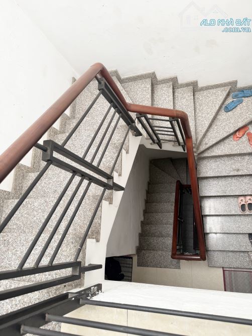 TRẦN PHÚ QUẬN 5 DT 45M2 5 TẦNG 6PN HẺM 4M, THÔNG RA HẺM 565 NGUYỄN TRÃI - 7