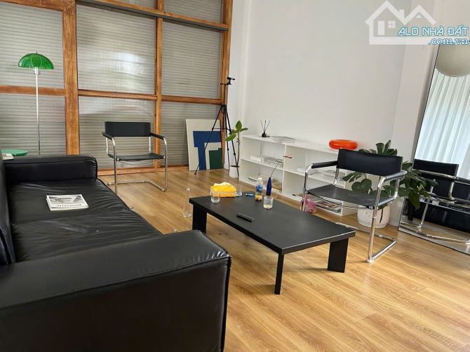 Bán căn biệt thự mini 3 mặt tiền tại tp Đà Lạt.  - Diện tích: 223,5m², 3 mặt tiền đường - 7