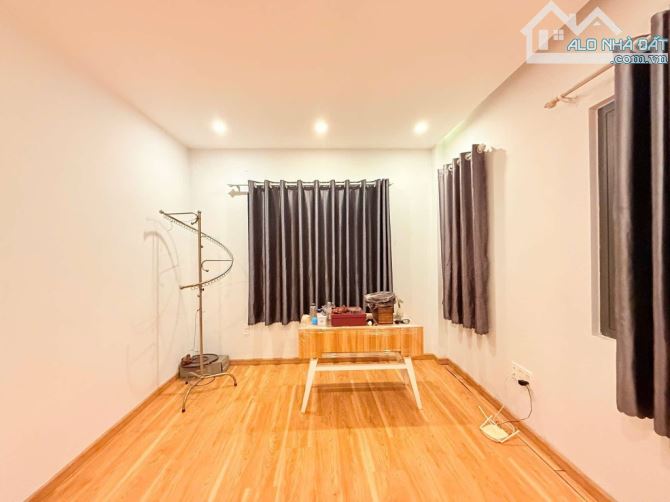 NHÀ GÒ VẤP 6,7x12M GIÁ 6,1 DT 81M2 TỶ SÂN ĐỂ XE 15M2 3 TẦNG 3 PHÒNG NGỦ - 7