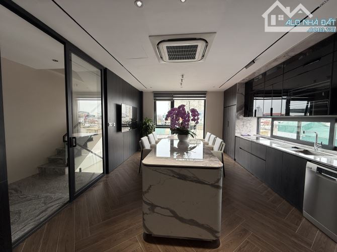 Siêu phẩm chân dài 2 mặt thoáng đường ô tô vào nhà ngõ Phố Bồ Đề DT 42m2 . Giá 14.8 tỷ - 8
