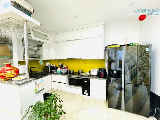 1 nhà ra Phố Vũ Miện, oto vào nhà, sổ 164m2 x mặt tiền 11m, xây Apartment. Giá 50 tỷ - 8