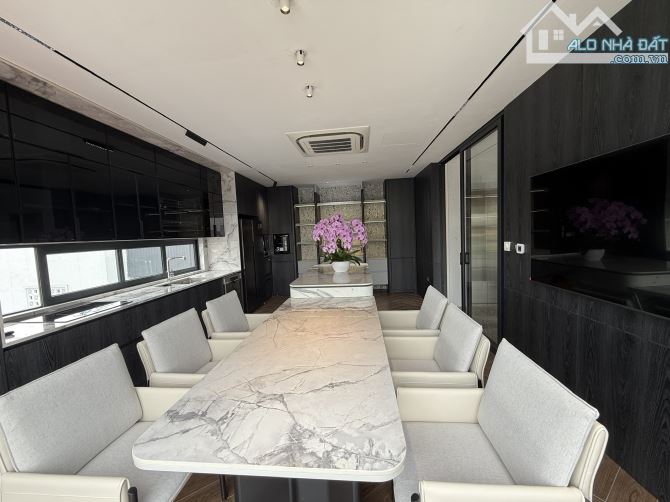 Siêu phẩm chân dài 2 mặt thoáng đường ô tô vào nhà ngõ Phố Bồ Đề DT 42m2 . Giá 14.8 tỷ - 9