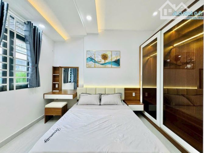 Cần bán nhà đường Hồ Bá Kiện, phường 15, quận 10 giá 3 tỷ 250/ 40m2, sổ sẵn hẻm thông - 9