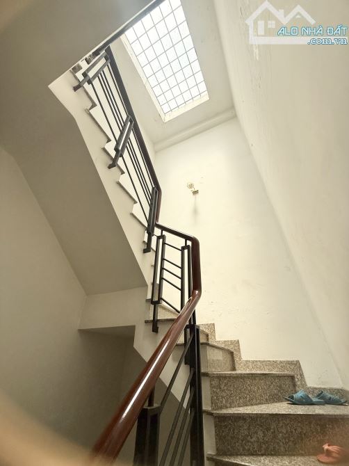 TRẦN PHÚ QUẬN 5 DT 45M2 5 TẦNG 6PN HẺM 4M, THÔNG RA HẺM 565 NGUYỄN TRÃI - 9
