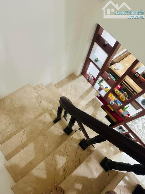 Bán nhà Phố Nguyên Hồng,Đống đa. Diện tích 52m. 6 Tầng. Mặt tiền 4,2m. Giá 19 tỷ - 9