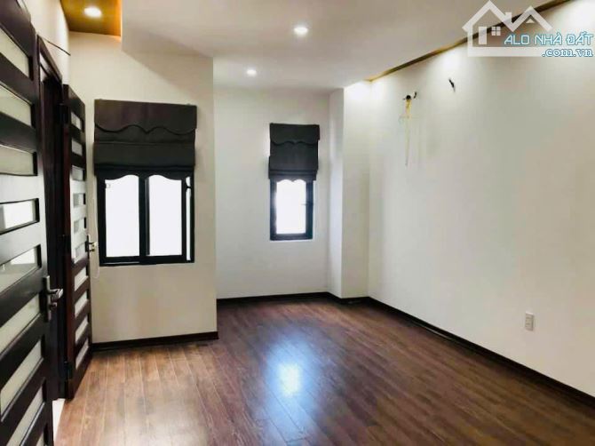 Bán Nhà 4 Tầng Mặt Tiền Hoàng Diệu - gần ngã 5 Nguyễn Văn Linh - 9