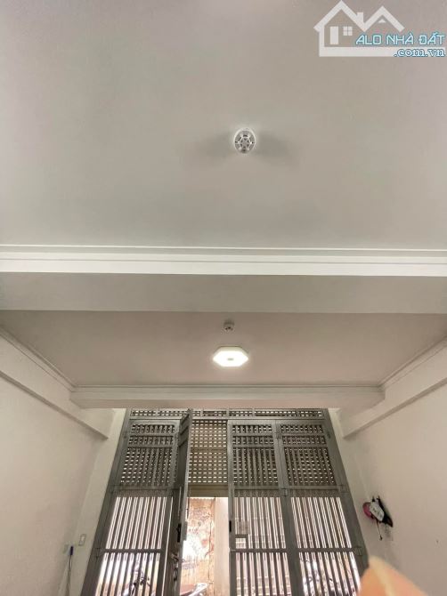 Toà 8 tầng Văn phòng+ căn hộ, tự xây mặt ngõ Yên lạc, 7 chỗ vào, 80 tr/tháng. Giá 25.5 tỷ - 9