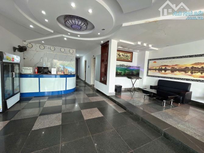 Cho thuê khách sạn mặt đường Nguyễn Bỉnh Khiêm gần Lê Hồng Phong, dt 200m2 gồm 24 phòng