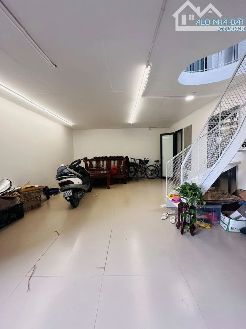 Nhà đẹp ở ngay Hồng Tiến Long Biên. Sổ 47m, 6 tầng 3 ngủ MT5m5 Giá 10 tỷ Ô tô vào nhà