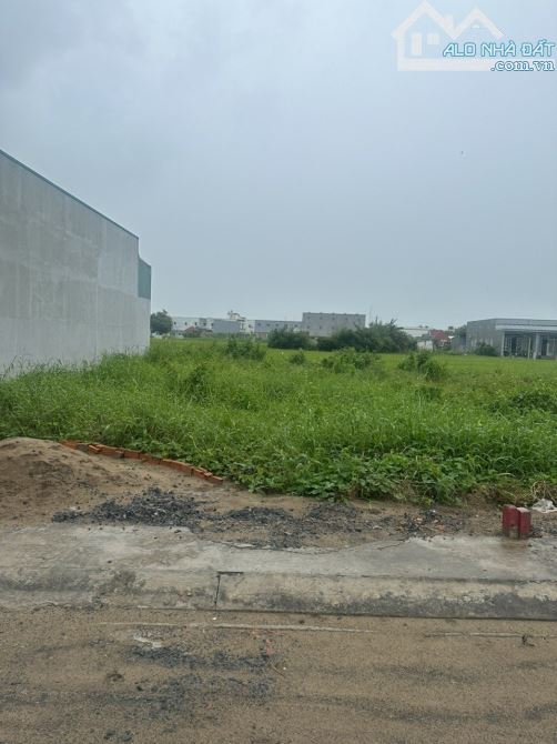 Chủ ngộp cần bán gấp đất 890tr đối diện Ubnd Long trạch và Kcn Cầu tràm,công chứng ngay