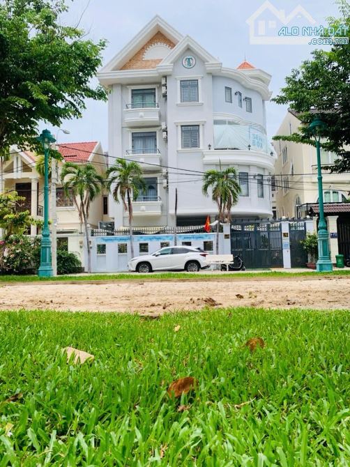 BT 14.7 x16m 3 lầu wie công viên khu Tân Quy Đông Quận 7.