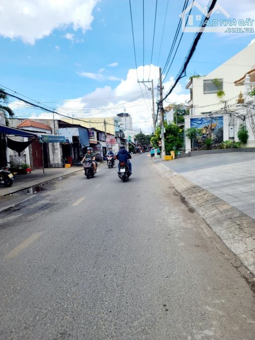 BÁN ĐẤT TẶNG NHÀ MẶT TIỀN KINH DOANH – NGÃ TƯ BỐN XÃ BÌNH TÂN – LÔ GÓC 2 MẶT TIỀN 10M
