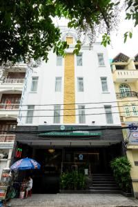 Bán toà nhà khách sạn 31P đường Bạch Đằng - Trường Sơn, P2, Tân Bình (9x20m) 8L - giá 51