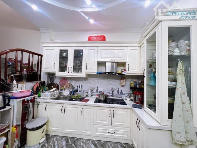 Bán nhà ngõ 250 Tân Mai, 40m2 x 5 tầng, gần ô tô, 180tr/m2