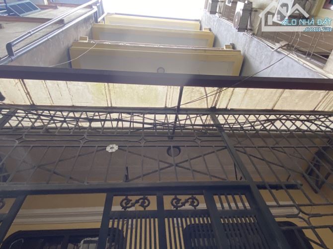 Bán nhà Nguyễn Khánh Toàn, dt 50m, mt5,1m, 4 tầng dân xây, gần ô tô tránh.