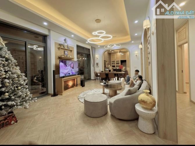 Biệt thự sân vườn cực đẹp trung tâm thị trấn Liên Nghĩa 15x36m