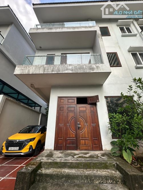 Bán biệt thự VIP Cầu Giấy , lô góc, 3 thoáng, có hầm siêu đẹp