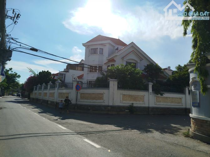 Siêu phẩm biệt thự 3 mặt tiền Nguyễn Ư Dĩ 26x28m trệt 2 lầu chỉ 210 tỷ