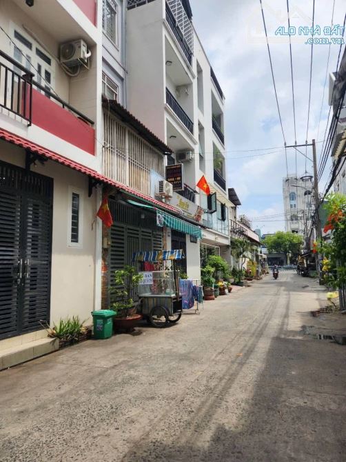 Lê Văn Quới hẻm 8m thông ( 4 X 18 ) 5 tầng đúc mới vào ở ngay 4pn chỉ 8 tỷ.
