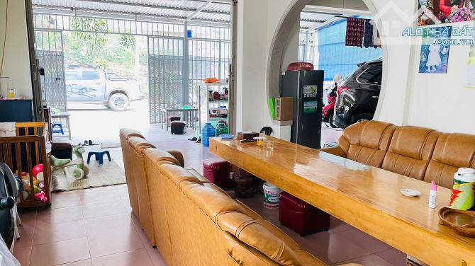 Cần bán nhà mặt tiền KD 700m có thêm 12 phòng trọ, dòng tiền ổn định . Cơ hội cho nhà đầư.