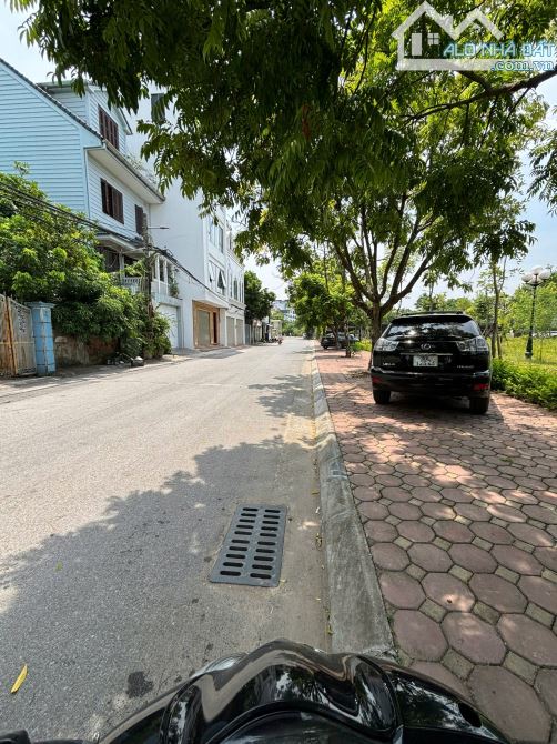 Tái định cư THƯỢNG THANH - vỉa hè ô tô tránh  - 75m đất mt 6m vuông A4 -  giá tốt.