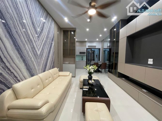 Siêu phẩm Hồng Tiến 55m,5 tầng,thang máy,full nội thất,ngõ thông,ô tô đỗ cổng,chỉ 12,x tỷ