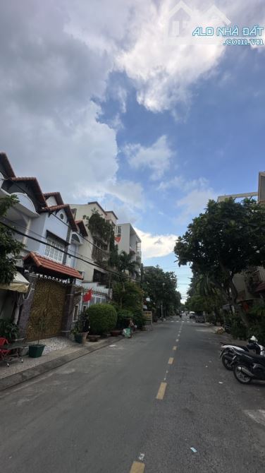Mặt tiền Tân Phú - gần nguyễn sơn 70m2 - đường 16m vỉa hè -