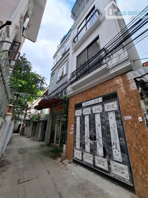 BÁN NHÀ GẦN TRUNG TÂM THANH TRÌ - 40M2 x 4 TẦNG - 4 NGỦ - Ô TÔ ĐỖ CỬA - Ở LUÔN,CHỈ 5,3 TỶ