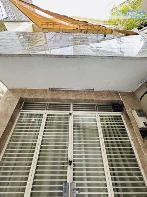 Ngay Thành Thái - Tô Hiến Thành. Q10. Gần 40m2. 2 tầng. 2Pn. Hẻm sạch đẹp. Chỉ 5,x tỷ.