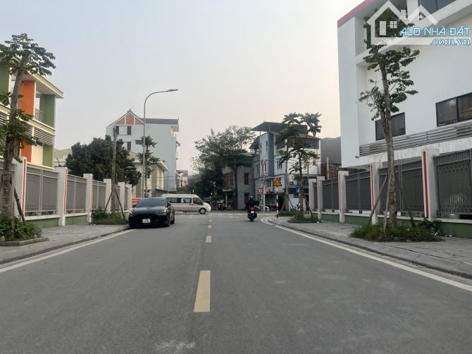 Giảm 300tr! Đất P/Lô ĐG Giang Biên, vỉa hè ô tô tránh, kinh doanh, 75m, MT 5.4m, giá 11tỷ