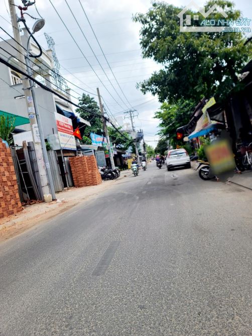 BÁN ĐẤT TẶNG NHÀ MẶT TIỀN KINH DOANH – NGÃ TƯ BỐN XÃ BÌNH TÂN – LÔ GÓC 2 MẶT TIỀN 10M - 1