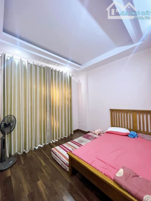 Bán nhà ngõ 250 Tân Mai, 40m2 x 5 tầng, gần ô tô, 180tr/m2 - 1
