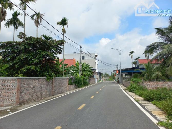 Mặt đường nhựa TDP Hầu Lâm Động em chào bán một lô 97m cực đẹp giá 2,x tỷ.  Diện tích 107m - 1