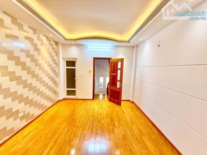 Trung Tâm Cầu Giấy- Nguyễn Khang- 35m x 5 Tầng- MT 4m- Ngõ Ô tô - Nhà Mới ở Ngay - 1