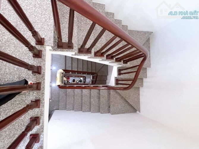 Bán nhà ngõ 250 Tân Mai, 40m2 x 5 tầng, gần ô tô, 180tr/m2 - 2