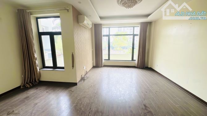 Siêu phẩm ! Bán Biệt Thự Thô DT:114m2 .Gara ô tô , view công viên. Giá : 33.5 Tỷ - 2