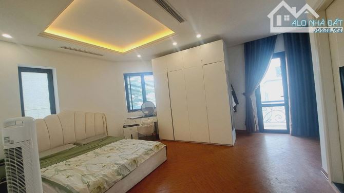 Bán nhà shophouse Hoàng Công lô góc kinh doanh tốt DT: 130m  5 tầng, MT: 20m gía 35tỷ - 2