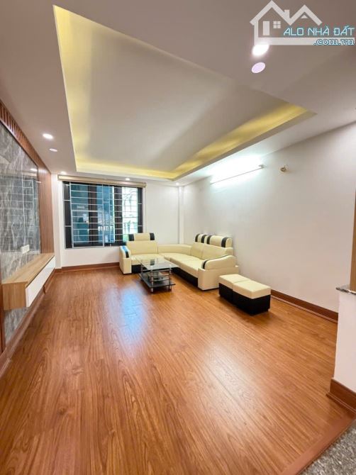 BÁN NHÀ GẦN TRUNG TÂM THANH TRÌ - 40M2 x 4 TẦNG - 4 NGỦ - Ô TÔ ĐỖ CỬA - Ở LUÔN,CHỈ 5,3 TỶ - 2
