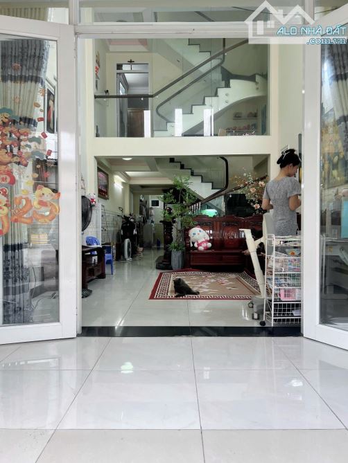 NHÀ 3 TẦNG – HẺM XE HƠI 6M – HOÀN CÔNG CHUẨN – TT. NHÀ BÈ – GIÁ CHỈ 5,470 TỶ (CÒN BỚT) - 3