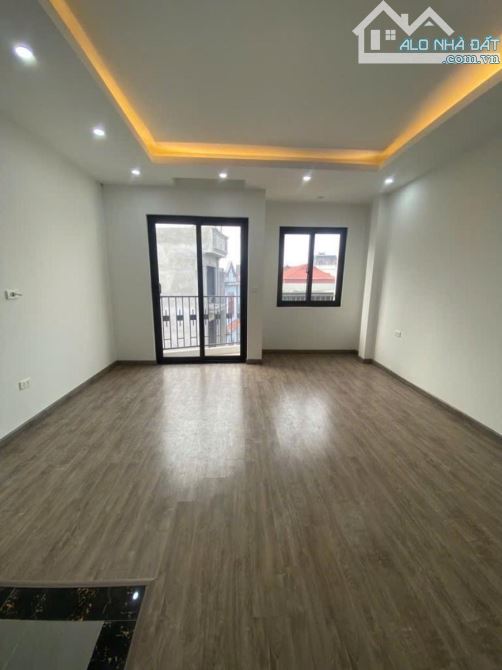 Nhà đẹp và rẻ - 35m x 5 tầng - MT 4,5m oto vào nhà - 5,45 tỷ có bớt - 5