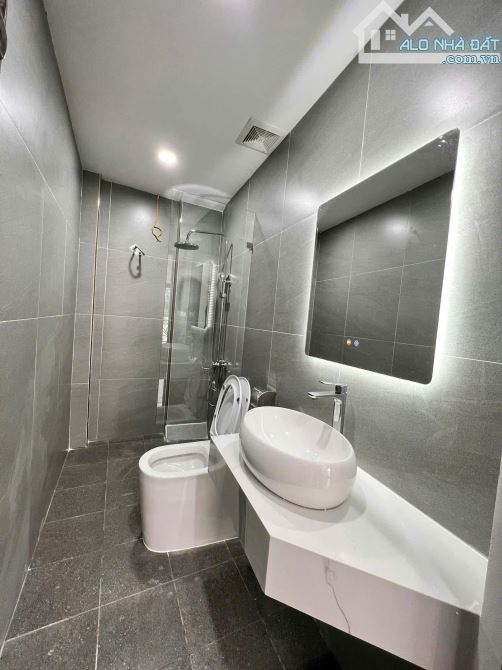 Ngay hồ Linh Đàm - 7 tầng thang máy - Một nhà ra phố - Ô tô đỗ cửa - Ngõ thông kinh doanh. - 5