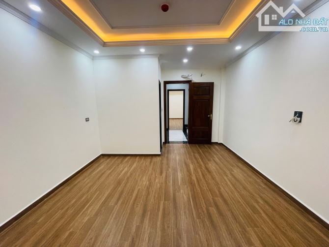 Gấp gấp! Chủ hạ chào 4 tỷ căn nhà cực đẹp 55m2x8T thang máy. Cách mặt phố Đội Cấn chỉ 10m. - 5