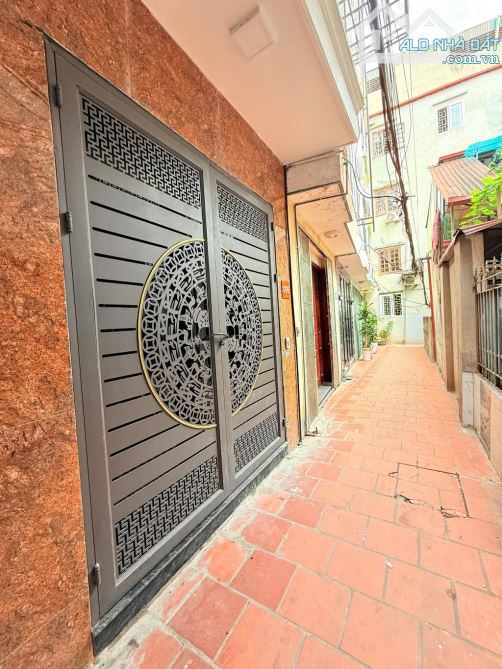Bán nhà 4 tầng ngõ Thịnh Quang, Thái Thịnh, 37m2, 4 phòng ngủ.
