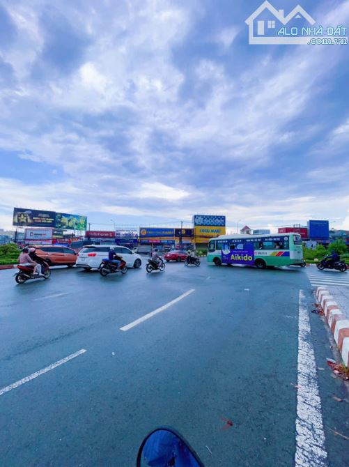 Bán nhà mặt tiền Bùi Văn Hòa gần KCN BH2, An Bình, Biên Hòa, 300m2, giá 28 tỷ.