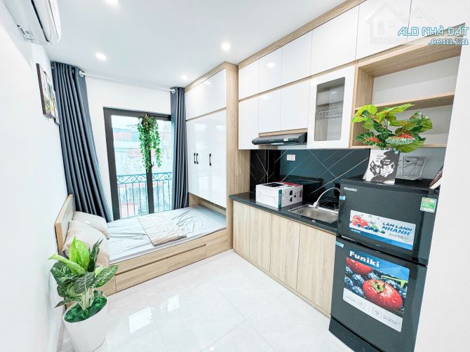 Cho Thuê Phòng CCMN 318 Đê La Thành Đống Đa 25m2 Studio Ban Công Cửa Sổ Thang Máy Gần Chợ